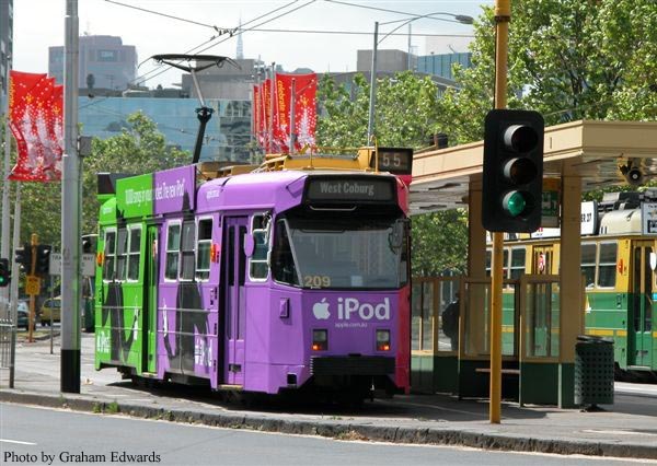 un tramway decore aux couleurs de l'iPod vert et violet