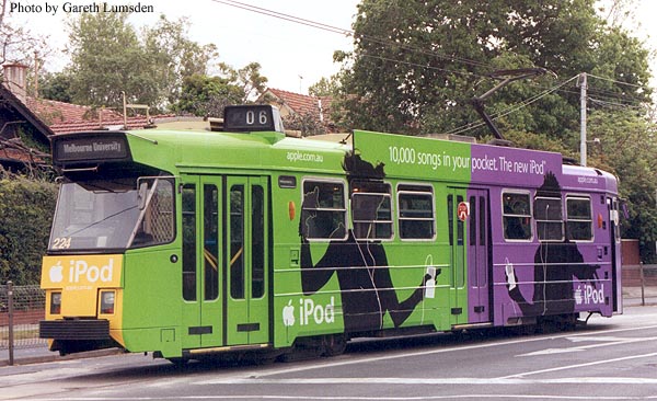 un tramway decore aux couleurs de l'iPod jaune, vert et violet