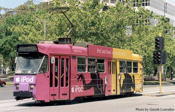 un tramway decore aux couleurs de l'iPod violet, rouge et jaune