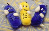 3 peluches de téléphones portables, deux bleus et un jaune