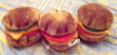 trois hamburgers en peluche