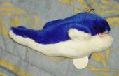 peluche d'une baleine bleue et blanche