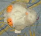 un hibou gris en peluche