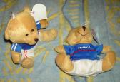 2 ours en peluches avec un maillot bleu France