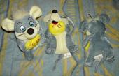 3 peluches de souris grises avec un morceau de fromage