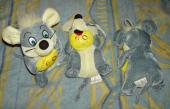 3 peluches de souris grises avec un morceau de fromage